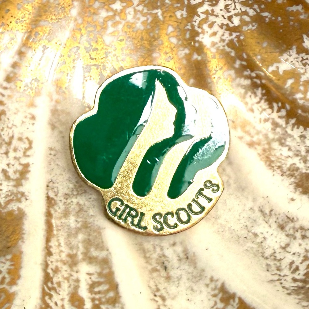 Girl Scouts Green and Gold Pin Vintage 1980!